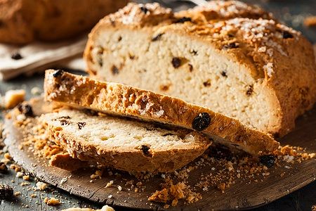 Pane irlandese fatto in casa con uvetta, fette tagliate.