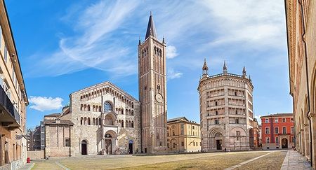 Panorama di Piazza Duomo a Parma con Cattedrale e Battistero.