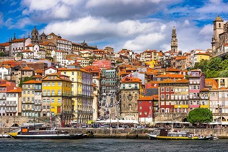 Scorcio pittoresco del centro storico di Porto sul fiume Douro.