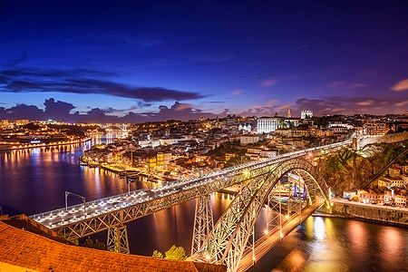 Ponte Dom Luis e città di Porto illuminati di notte sul fiume Douro.