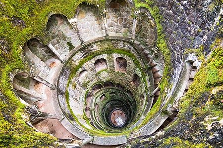 Pozzo a spirale ricoperto di muschio a Sintra, Portogallo.