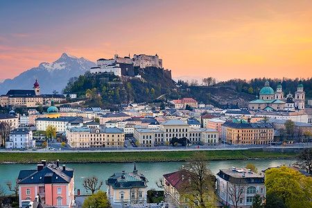 Salisburgo al tramonto con la Fortezza Hohensalzburg e il fiume Salzach.