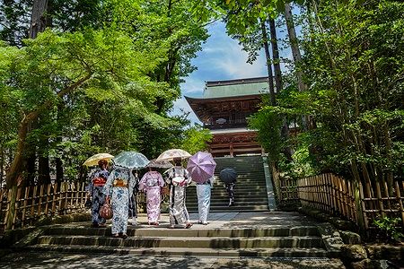 Donne in kimono davanti a un tempio a Kamakura, Giappone.