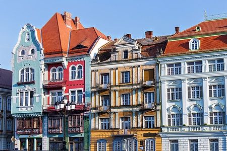Edifici storici con facciate colorate nel centro di Timisoara.