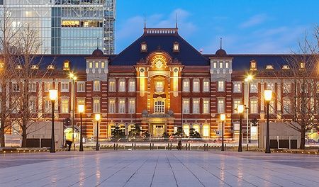 Edificio della stazione di Tokyo al crepuscolo illuminato dalle luci serali.
