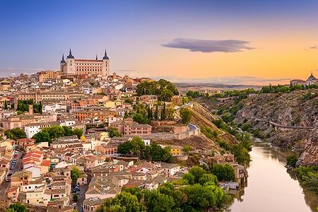 Skyline di Toledo, Spagna, con il fiume Tago al tramonto.