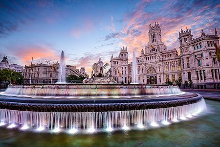 La fontana e il Palazzo delle Comunicazioni a Plaza de Cibeles, Madrid al tramonto.