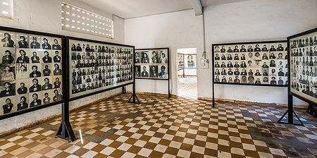Stanza al Tuol Sleng Genocide Museum di Phnom Penh con fotografie delle vittime.