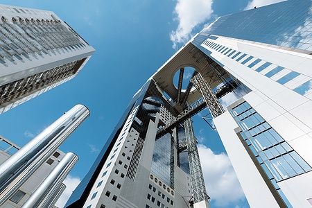Umeda Sky Building a Osaka, un grattacielo moderno sotto un cielo azzurro.