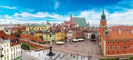 Vista panoramica del centro storico di Varsavia in una giornata estiva con cielo nuvoloso.