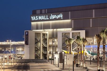 L'ingresso illuminato del Yas Mall ad Abu Dhabi di notte.