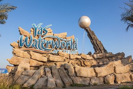 Ingresso di Yas Waterworld ad Abu Dhabi con rocce e sfera madreperlacea.