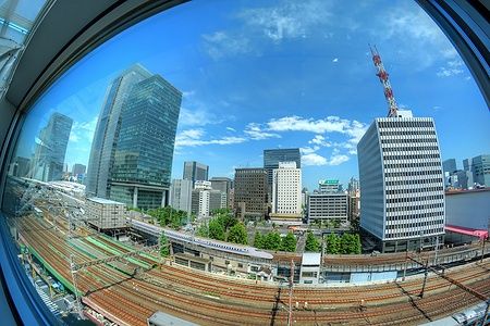 Vista delle ferrovie di Tokyo con Shinkansen e grattacieli moderni.