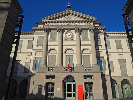 Facciata dell'Accademia Carrara a Bergamo in un giorno di sole.