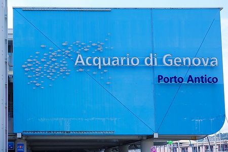 Ingresso principale dell'Acquario di Genova con facciata blu.