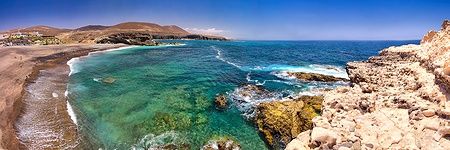 Costa di Ajuy a Fuerteventura con mare turchese e montagne vulcaniche.