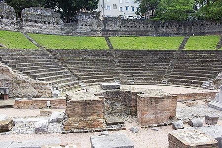 Rovine dell'anfiteatro romano di Trieste con gradini di pietra e muri antichi.