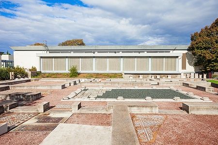 Cortile dell'Archaeological Museum of Thessaloniki con mosaici e strutture antiche.