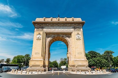 Arcul de Triumf a Bucarest su Kiseleff Road con cielo blu.