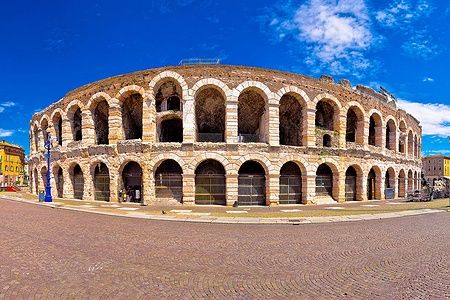 Arena di Verona con Piazza Bra sotto un cielo azzurro.