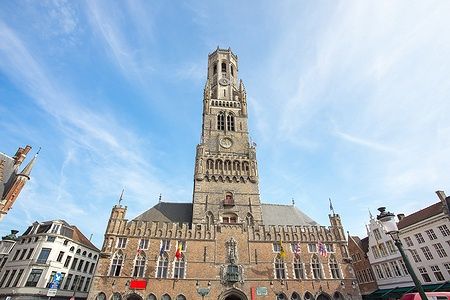 Il Belfry di Bruges in Belgio sotto un cielo azzurro.