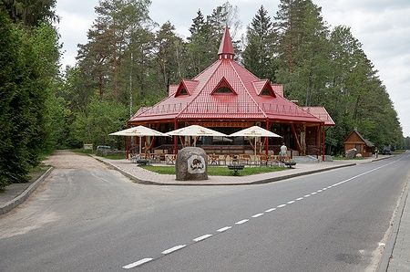 Edificio tradizionale con tetto rosso nel parco nazionale Belovezhskaya Pushcha, Bielorussia.