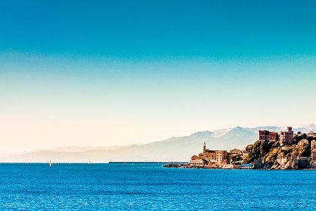 Vista di Boccadasse a Genova con il mare in primo piano.