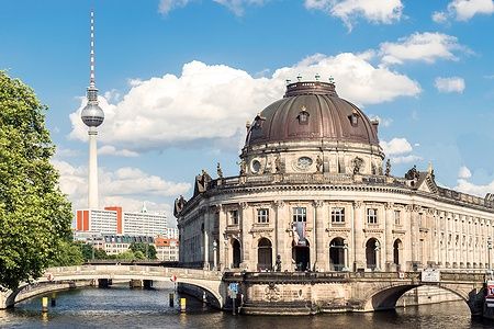 Bode Museum e Torre della Televisione a Berlino lungo il fiume Sprea.