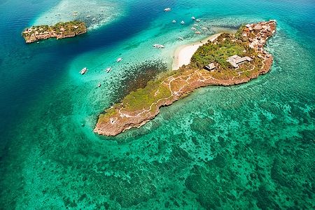 Vista aerea di una baia con spiagge bianche a Boracay, Filippine.