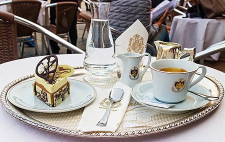 Dessert e caffè su vassoio al Cafe Florian, Venezia.
