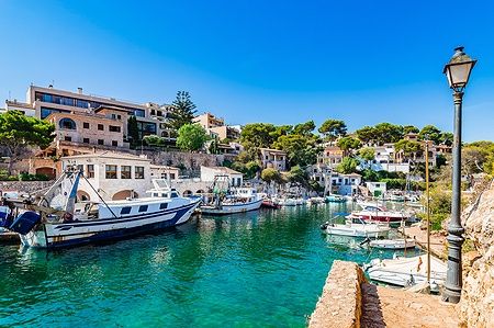 Porto di Cala Figuera a Maiorca con barche ormeggiate e case colorate.