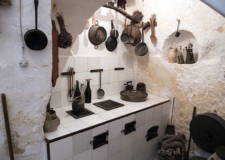 Cucina antica nella Casa Grotta di Vico Solitario a Matera, Italia