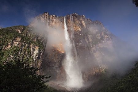 Cascata Angel Falls in Venezuela, con acqua che scende lungo una scogliera avvolta nella nebbia.