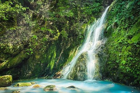 Cascata Xiao Yintang nel Parco Nazionale di Yangmingshan, Taipei, circondata da verde.