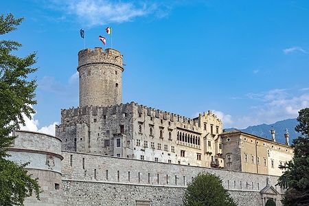 Il castello Buonconsiglio a Trento sotto un cielo azzurro.