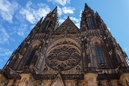 Cattedrale di San Vito a Praga con guglie gotiche.