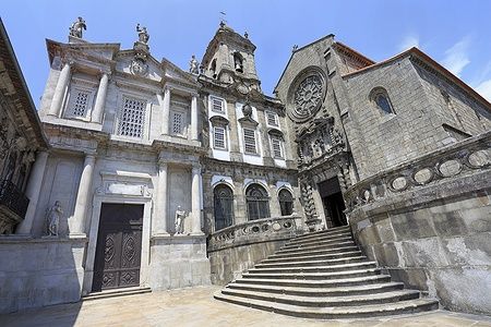 Facciata della Chiesa di San Francesco a Porto con dettagli architettonici.