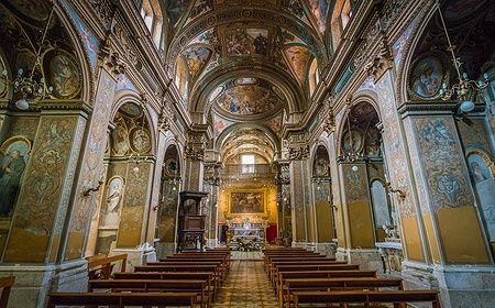 Interno della Chiesa di San Giorgio a Salerno, con affreschi barocchi.