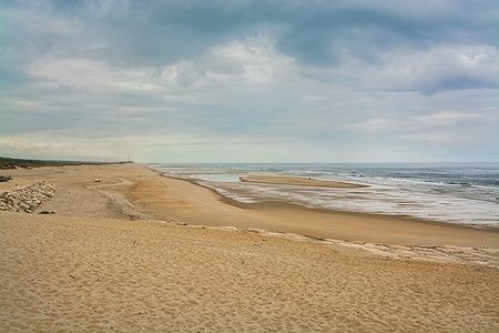 Spiaggia di Costa de Lavos a Figueira da Foz, Portogallo, con cielo nuvoloso.