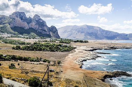 Vista aerea della costa siciliana tra San Vito lo Capo e Trapani.