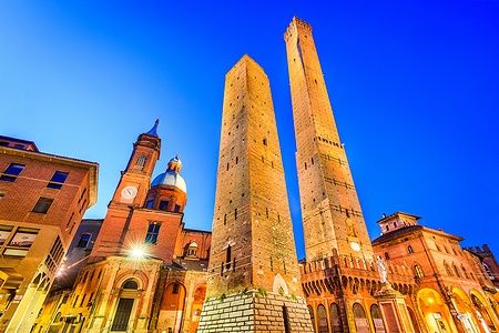Le Due Torri di Bologna, Torre degli Asinelli e Torre Garisenda, al tramonto.
