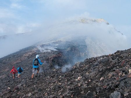Escursionisti sul Monte Etna avvolti nella nebbia.
