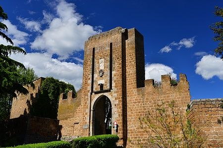 Ingresso della Fortezza Albornoz a Orvieto con cielo blu.
