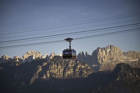 Funivia del Renon con montagne delle Dolomiti sullo sfondo.