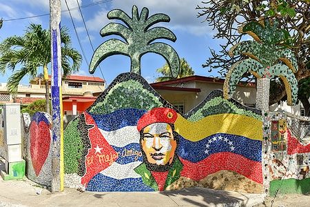 Murale a mosaico a Fusterlandia, L'Avana, Cuba, con ritratto di Hugo Chávez.