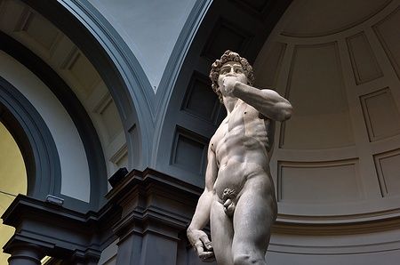 Statua di David di Michelangelo nella Galleria dell'Accademia di Firenze.
