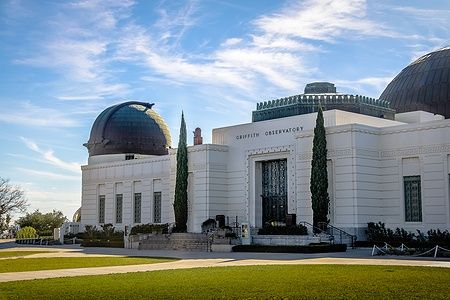 Il Griffith Observatory a Los Angeles sotto un cielo azzurro.