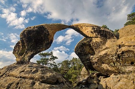 Formazione rocciosa nel Bohemian Paradise sotto un cielo azzurro.