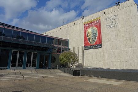 Esterno del Houston Museum of Natural Science con cartellone su mummie.