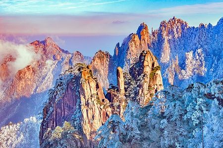 Tramonto sulle vette colorate del Parco Nazionale di Huangshan in Cina.